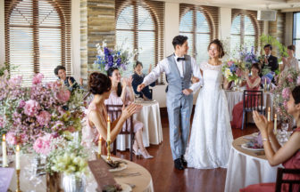 THE VILLAS 拍手で迎えられる新郎新婦