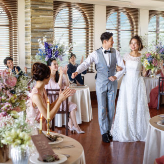 THE VILLAS 拍手で迎えられる新郎新婦