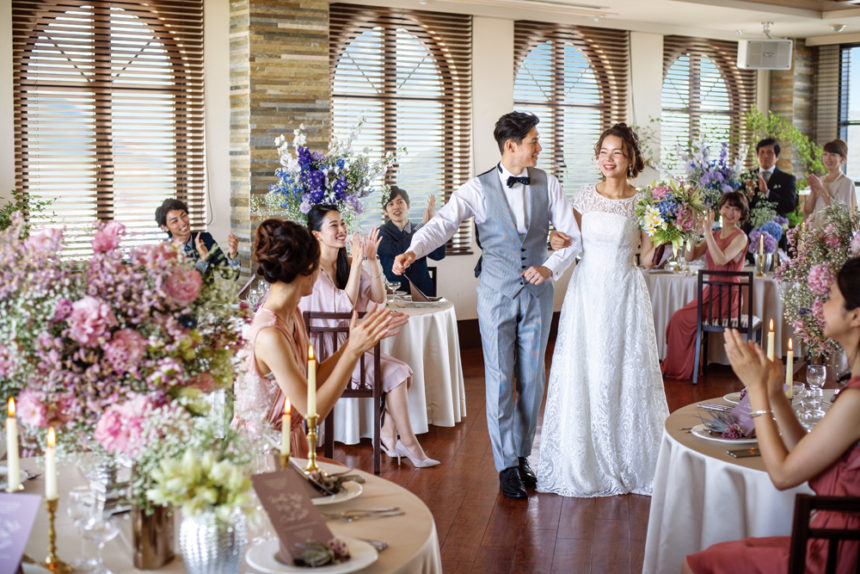 THE VILLAS 拍手で迎えられる新郎新婦