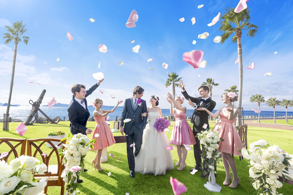 海が見えるガーデン挙式のフラワーシャワー