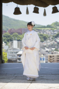 神社で白無垢を着た花嫁
